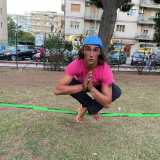 ... gambe incrociate e mani giunte, cos� da eseguire un perfetto buddha bounce (salto a gambe incrociate)